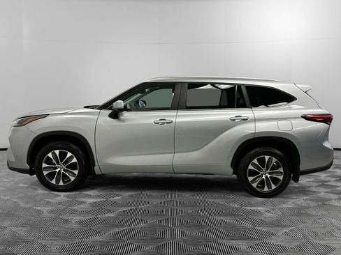 Used 2023 Toyota Highlander XLE AWD/4WD image 2