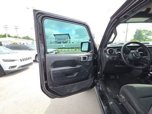 Used 2023 Jeep Gladiator Sport AWD/4WD image 12