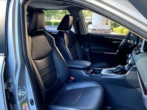 Used 2019 Toyota RAV4 Limited w/ Cold Weather Package FWD image 9