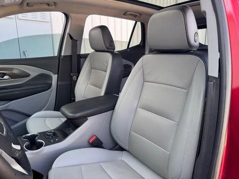 Used 2023 GMC Terrain SLT image 2