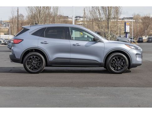 Used 2022 Ford Escape SE image 2