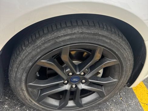 Used 2018 Ford Fusion SE w/ Equipment Group 201A FWD image 5