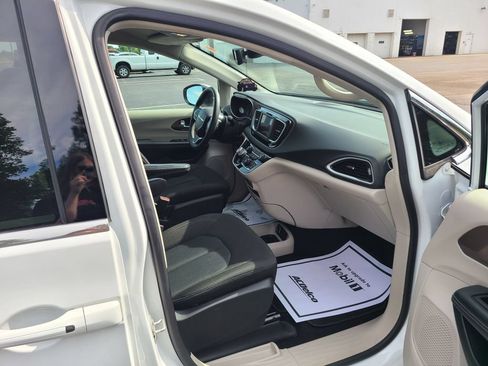 Used 2023 Chrysler Voyager LX FWD image 12