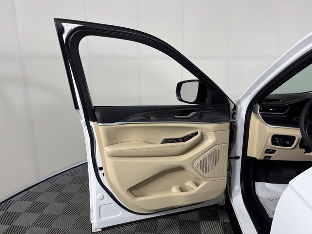Used 2023 Jeep Grand Cherokee Limited AWD/4WD image 15