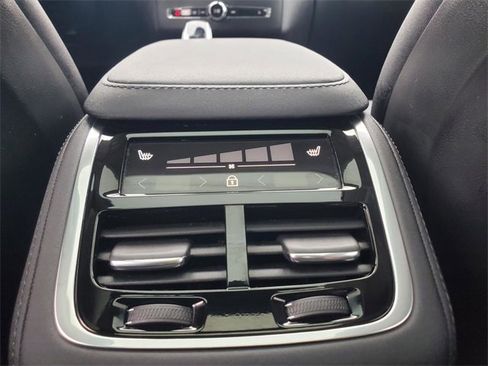 Used 2025 Volvo XC90 B6 Plus image 32