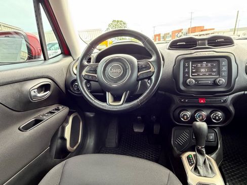 Used 2017 Jeep Renegade Latitude w/ Cold Weather Group FWD image 15