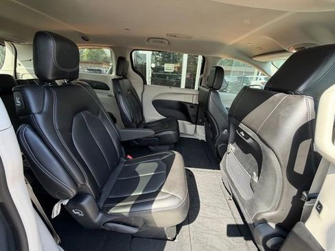 Used 2023 Chrysler Pacifica Touring-L FWD image 15