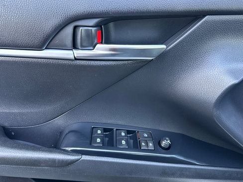 Certified 2018 Toyota Camry SE FWD image 11