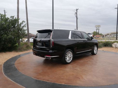 Used 2024 Cadillac Escalade ESV Luxury image 2