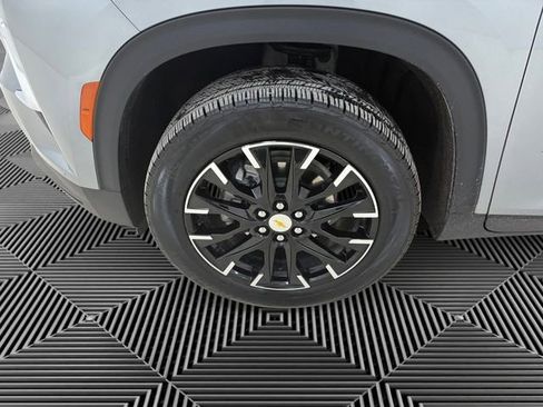 Used 2025 Chevrolet Traverse LT w/ Sun and Wheel Package image 9