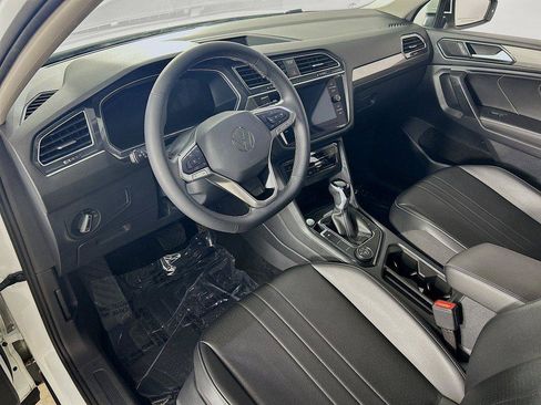 Certified 2024 Volkswagen Tiguan SE w/ Panoramic Sunroof Package AWD/4WD image 9