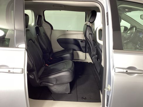 Used 2023 Chrysler Pacifica Touring-L FWD image 10