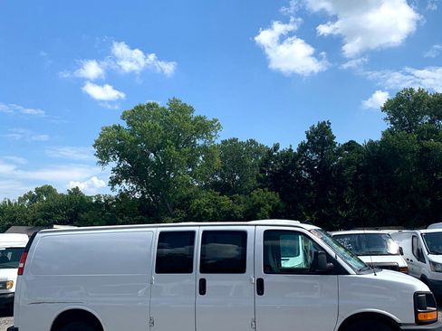 Used 2017 GMC Savana 2500 Extended image 4