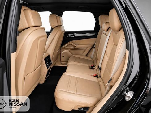 Used 2023 Porsche Cayenne Platinum Edition AWD/4WD image 11