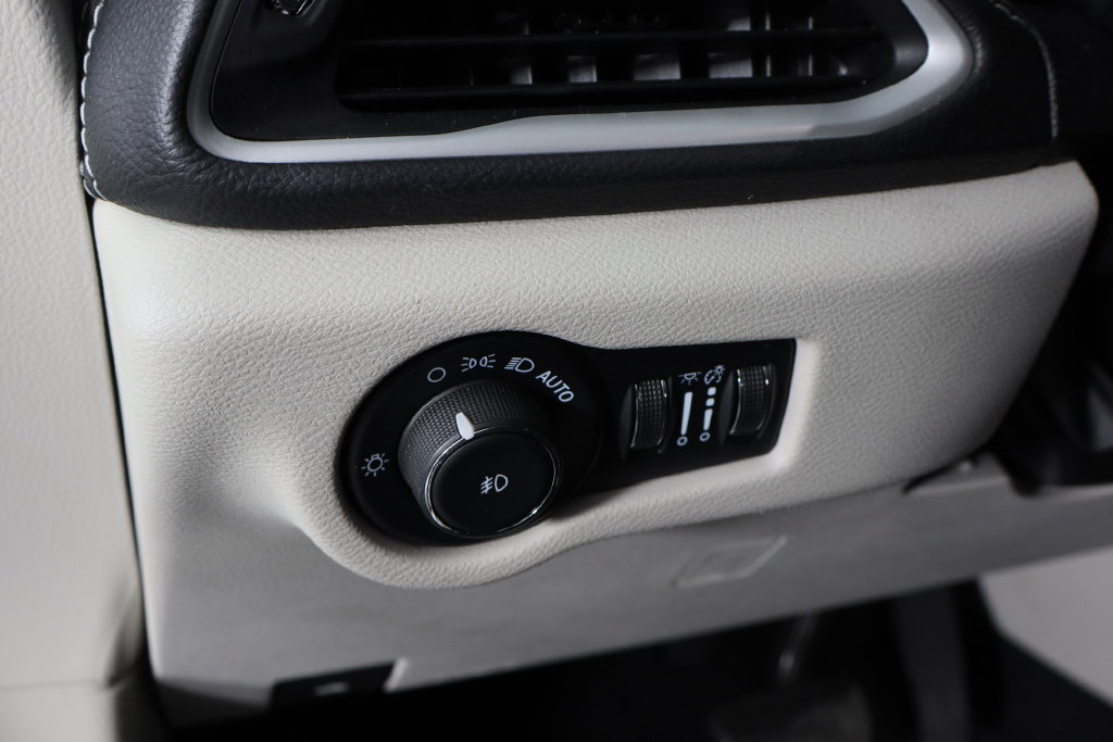 Used 2024 Chrysler Pacifica Limited FWD image 24