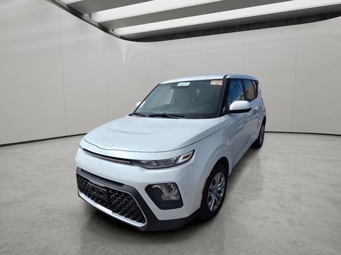 Used 2022 Kia Soul LX image 2