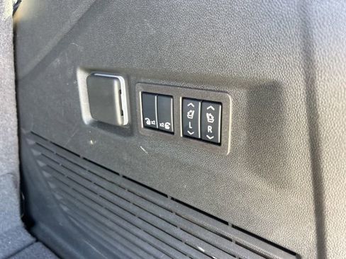 Used 2024 Chevrolet Tahoe High Country image 11