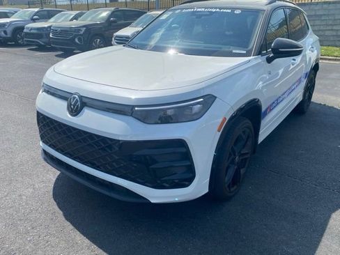 Used 2025 Volkswagen Tiguan SE R-Line image 9