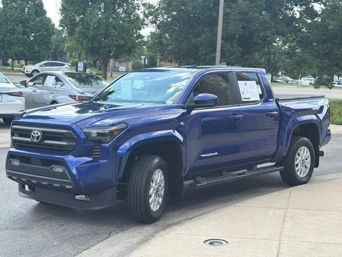 Used 2025 Toyota Tacoma SR5 AWD/4WD image 3