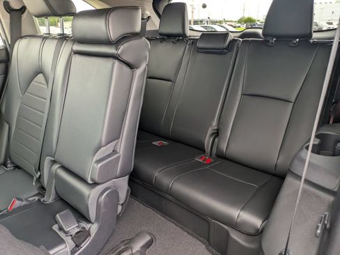 Used 2022 Toyota Highlander XLE FWD image 37