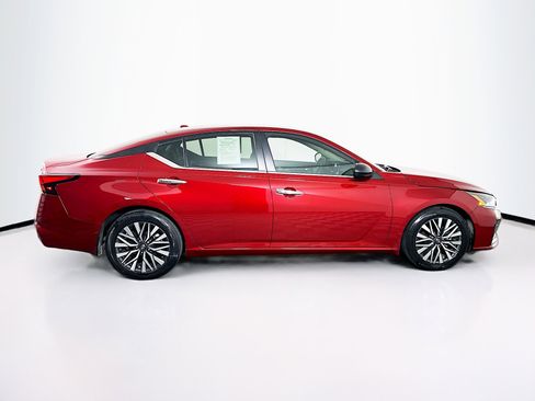 Used 2024 Nissan Altima 2.5 SV image 10