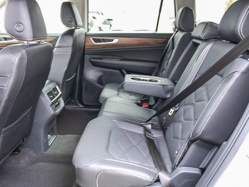 Used 2024 Volkswagen Atlas SE AWD/4WD image 18