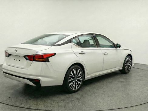 Used 2025 Nissan Altima 2.5 SV image 9