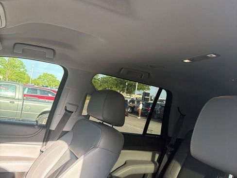 Used 2018 Chevrolet Tahoe LT w/ LT Signature Package RWD image 3