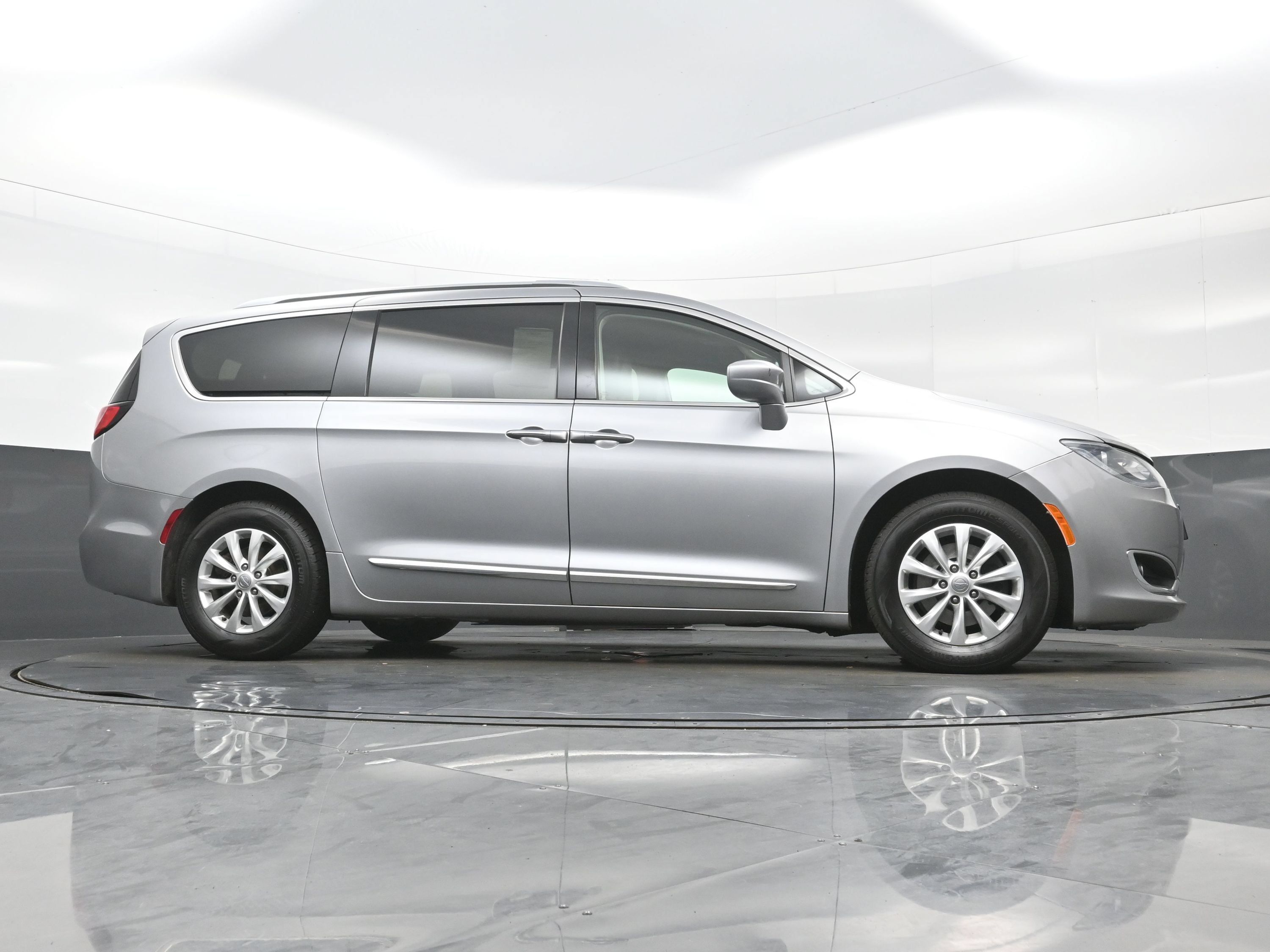 Used 2018 Chrysler Pacifica Touring-L Plus FWD image 32