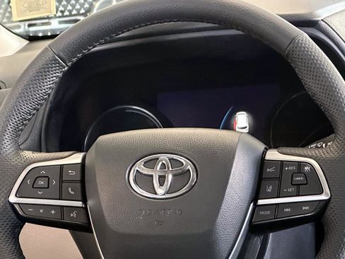 Used 2024 Toyota Sienna Limited image 20
