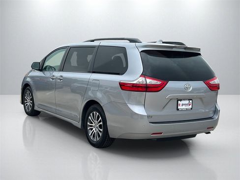 Used 2018 Toyota Sienna XLE w/ XLE Navigation Package image 7