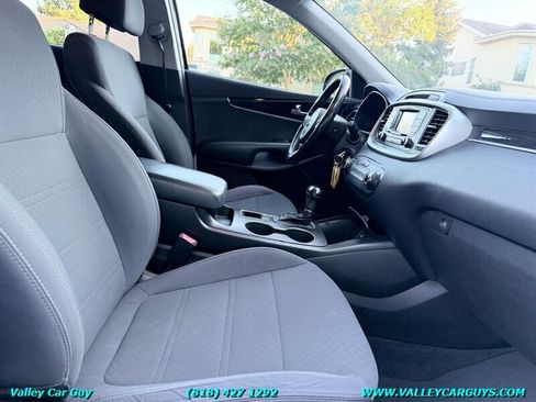 Used 2017 Kia Sorento FWD image 11