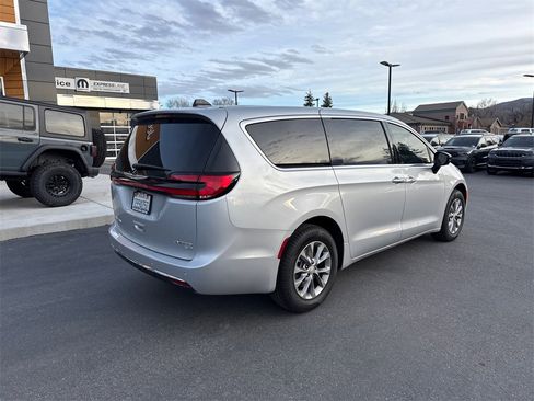 New 2026 Chrysler Pacifica Limited image 2