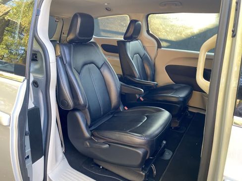 Used 2024 Chrysler Pacifica Limited FWD image 16