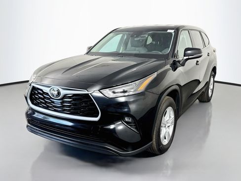 Used 2025 Toyota Highlander LE FWD image 4