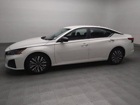 Used 2025 Nissan Altima 2.5 SV FWD image 2