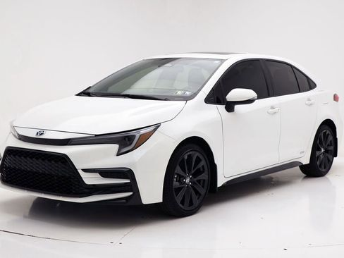 Used 2024 Toyota Corolla SE w/ SE Package image 4