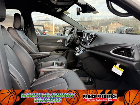 New 2026 Chrysler Pacifica Select image 16