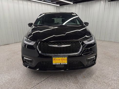 New 2026 Chrysler Pacifica Limited image 2