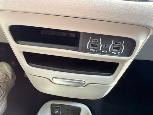 Used 2022 Chrysler Voyager LX FWD image 31