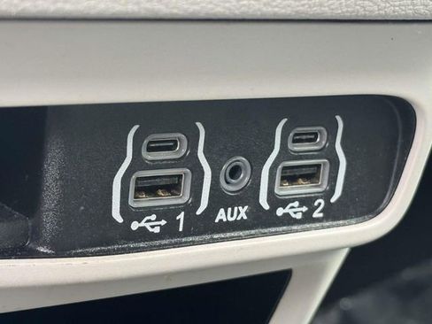 Used 2023 Chrysler Pacifica Touring-L image 6