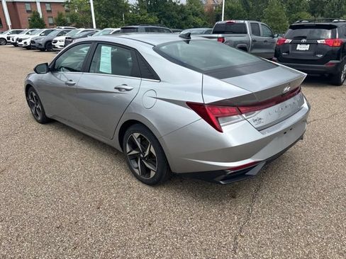 Used 2021 Hyundai Elantra SEL w/ Convenience + Premium Package FWD image 4
