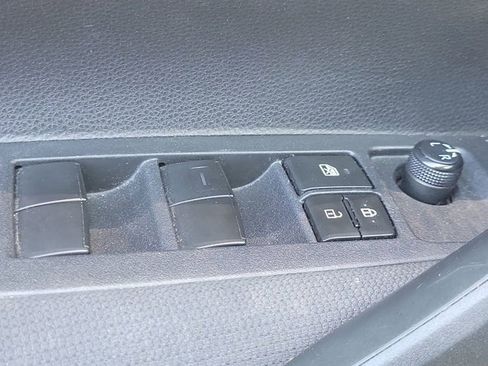 Used 2020 Toyota Corolla LE image 29