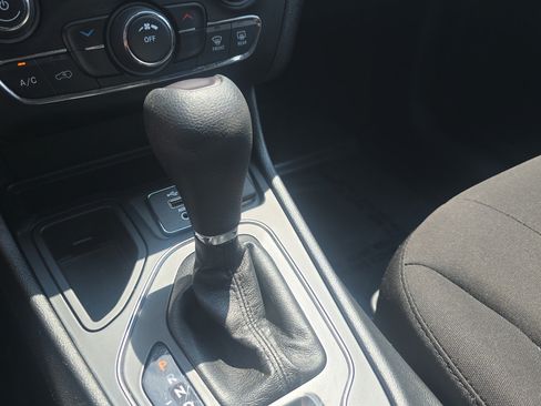 Used 2020 Jeep Cherokee Latitude FWD image 20