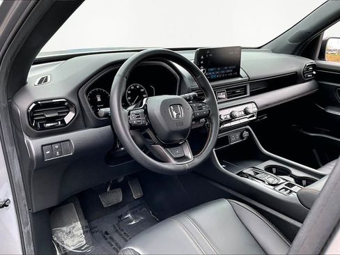 Used 2025 Honda Pilot TrailSport image 14