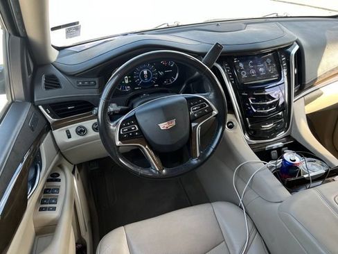 Used 2019 Cadillac Escalade ESV Luxury AWD/4WD image 9