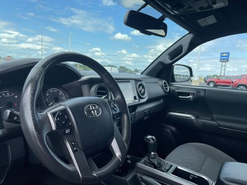 Used 2016 Toyota Tacoma TRD Off-Road AWD/4WD image 9