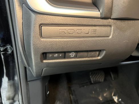 Used 2025 Nissan Rogue S image 29