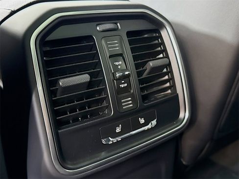 Certified 2025 Porsche Macan image 23