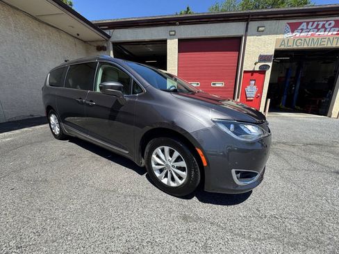 Used 2019 Chrysler Pacifica Touring-L FWD image 10